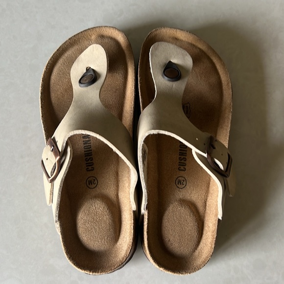 Cushionaire thong sandals, cream leather straps - Picture 2 of 6